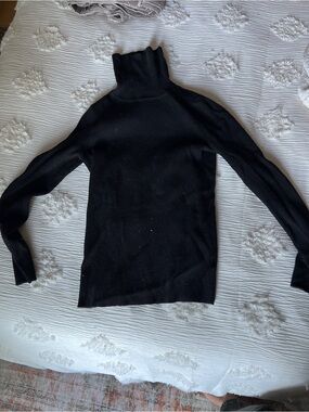 Bluivy Black Ribbed Turtleneck Sweater